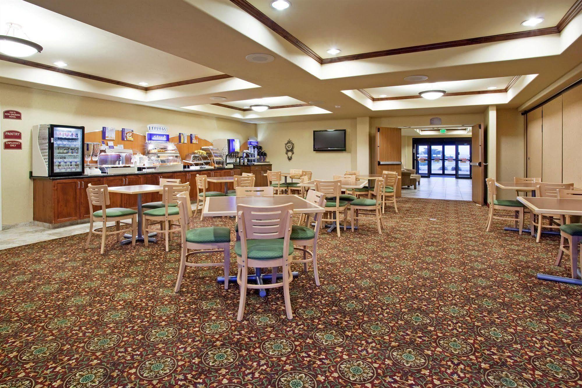 Holiday Inn Express & Suites Douglas By Ihg Exterior foto